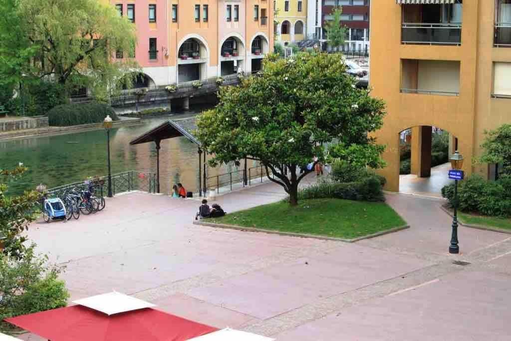 Reve De Jade Devant Le Canal Annecy Exterior photo